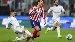 Valverde tira una patada a Morata en el Real Madrid-Atletico jugado en Yeda.