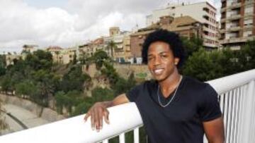 Carlos Sánchez posa para AS desde uno de los puentes de Elche. La Roca será clave para conquistar Almería.