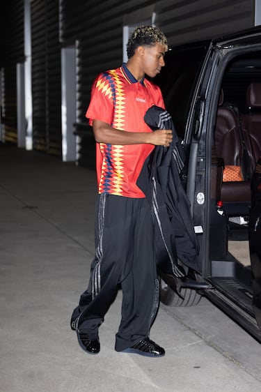 4. Con esa camiseta España completó un Mundial del que siempre se ha dicho que debió de terminar más tarde. La fase de grupos comenzó con un empate a 2 ante Corea del Sur, siguió con un meritorio empate ante Alemania (1-1) y culminó con triunfo claro ante Bolivia (3-1). En octavos de final se dejó en la cuneta a una floreciente Suiza (3-0), hasta llegar a los entonces temidos cuartos de final, donde la Italia de Roberto Baggio nos mandó para casa, con el ya infame codazo de Tassotti a Luis Enrique grabado a fuego en el recuerdo colectivo.