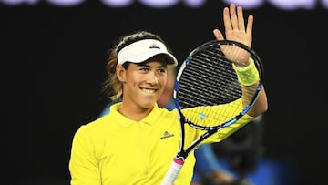 Garbiñe Muguruza saluda tras vencer a la estadounidense Samantha Crawford.