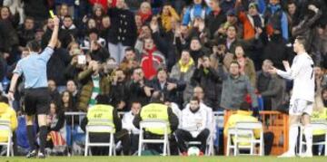 El árbitro Fernando Teixeira Vitienes muestra tarjeta amarilla a Cristiano Ronaldo.