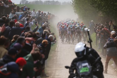 El pelotón recorre un tramo adoquinado durante la 123.ª edición de la París-Roubaix.