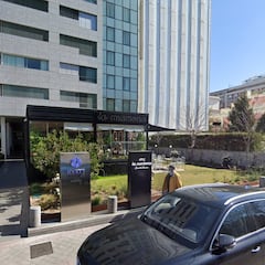 Roban tres relojes de lujo a punto de pistola en Madrid en una terraza a tres clientes