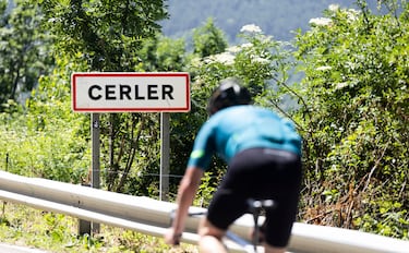 Pese a que Cerler es el pueblo protagonista, no es la meta, ya que todavía queda más ascensión hasta la estación de esquí. Esta localidad es la más alta del Pirineo aragonés y la meta está a 1.905 metros en una zona que no tiene paso a Francia. Es decir, la carretera tiene un final. “El venir aquí es de cosa hecha, no de paso”, recalca Laiseka (56 años), que atravesó parte de Francia (Tarbes…) para llegar a Benasque desde Bilbao.