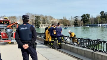 Rescatan la parte superior de un trofeo de rugby del estanque del Parque del Retiro