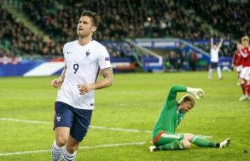 2-0. Olivier Giroud anotó el segundo tanto para los