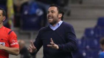 Sergio González da indicaciones desde la banda