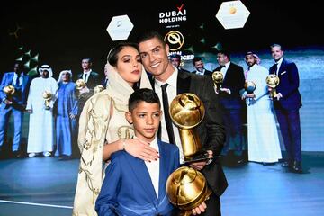 Georgina Rodríguez, Cristiano Jr. y Cristiano Ronaldo con el trofeo Mejor Jugador del Año 2018.