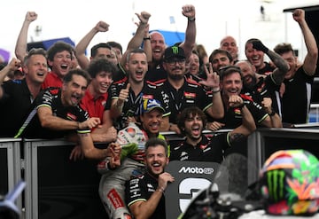 El piloto italiano Franco Morbidelli celebra con su equipo la tercera plaza. 