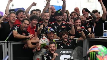 Uccio celebra el tercero de Morbidelli marcando con los dedos el gran resultado de su piloto.