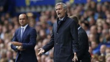 Jose Mourinho, en primer plano, con Roberto Mart&iacute;nez al fondo.