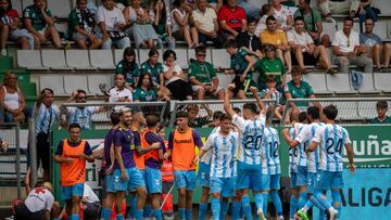Los jugadores del Málaga celebran el gol de Antoñito.