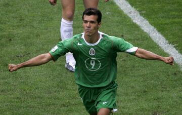 El delantero jugó dos Mundiales (2002 y 2006). Vistió la camiseta de México en 89 ocasiones. Es el segundo máximo goleador de la historia mexicana con 46 tantos.