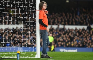 Ocurrió en el minuto 50 del Everton-Newcaslte. Un espectador, con una camiseta en la que se leía 'Just stop oil' se ha atado con una brida al poste. El partido estuvo parado durante siete minutos hasta que la seguridad del estadio del Everton consiguió romper la brida.