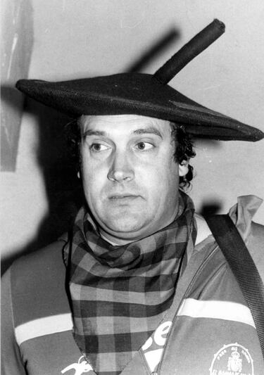 Manuel Cáceres Artesero nació el 15 de enero de 1949 en San Carlos del Valle, Ciudad Real. El conocido como el "hincha más famoso de España" acompañaba a la Selección por todo el mundo, tanto en partidos oficiales como en amistosos. 