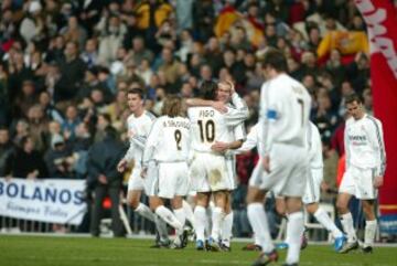 Final del partido casi al unísono con la consecución del cuarto gol madridista. Los blancos se acercan a Zidane para felicitarle.