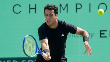 SANTA PONSA (MALLORCA), 23/06/2025.- El tenista español Jaume Munar ante el canadiense Gabriel Diallo este lunes, durante el torneo de tenis ATP Mallorca Championships, celebrado en Santa Ponsa (Mallorca, Islas Baleares). EFE/ MIQUEL A. BORRÀS