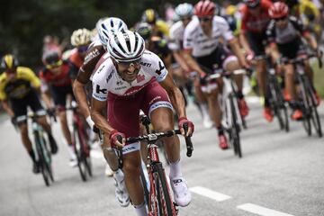 El ciclista portugués Tiago Machado liderando el pelotón durante la 17ª etapa del Tour 2017. 