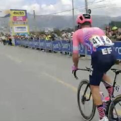 Rigoberto llega tarde a la salida de etapa y simula la victoria