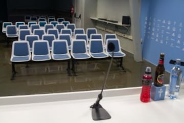 Sala de prensa anegada también por el temporal.