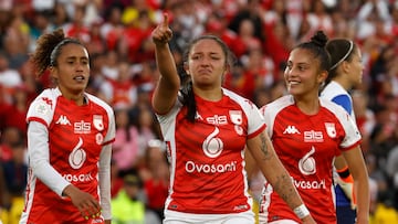 AMDEP4953. BOGOTÁ (COLOMBIA), 25/06/2023.- María Camila Reyes (c) de Santa Fe celebra su gol hoy, en el juego de ida de la final de la Liga Femenina del fútbol profesional colombiano entre Santa Fe y América en el estadio El Campín en Bogotá (Colombia). EFE/ Mauricio Dueñas Castañeda
