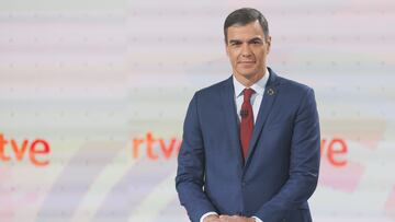 El presidente del Gobierno y candidato a la reelección por el PSOE, Pedro Sánchez, antes del debate electoral organizado por RTVE bajo el título ‘23J el debate final’, en el Estudio 6 de Prado del Rey, a 19 de julio de 2023, en Madrid (España). El último debate electoral que se celebra hoy con Pedro Sánchez (PSOE), Santiago Abascal (Vox) y Yolanda Díaz (Sumar) tiene una duración de 90 minutos y está dividido en tres bloques temáticos. El debate se emite en directo en La 1, el Canal 24 Horas, TVE Internacional, Radio Nacional, Radio 5, Radio Exterior, la web RTVE.es y la plataforma RTVE Play y está estructurado en un bloque de economía, otro de políticas sociales y el tercero de pactos de Estados y pactos postelectorales. El candidato del PP, Alberto Núñez Feijóo, ha declinado participar en la propuesta de RTVE de 'Debate a 4'.
19 JULIO 2023
Eduardo Parra / Europa Press
19/07/2023