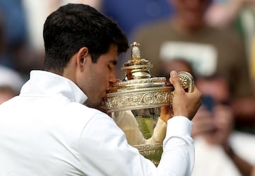 Alcaraz besa el trofeo de campeón de Wimbledon. El segundo de su carrera.
