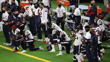 El mariscal de campo Deshaun Watson permaneció sentado en las bancas de las laterales para enfrentar a Baltimore Ravens en el NRG Stadium.