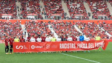 Mallorca y Valencia posan con la pancarta contra el racismo en el fútbol