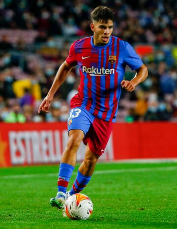En la temporada 2021-22 lleg車 traspasado al F. C. Barcelona, teniendo ficha con el segundo equipo. El 30 de octubre de 2021 debut車 con el primer equipo. Y el 1 de septiembre de 2023 llega al Betis .