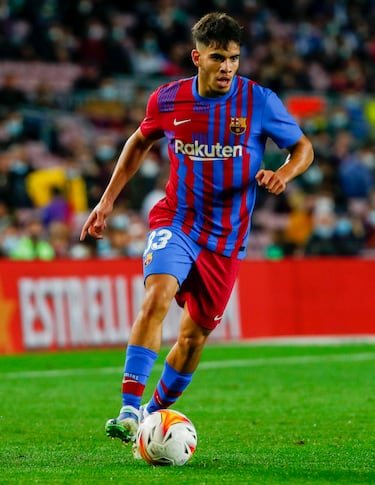 En la temporada 2021-22 llegó traspasado al F. C. Barcelona, teniendo ficha con el segundo equipo. El 30 de octubre de 2021 debutó con el primer equipo. Y el 1 de septiembre de 2023 llega al Betis .