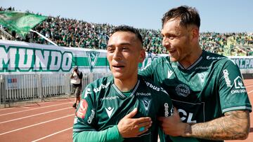 Futbol, Santiago Wanderers vs Deportes Puerto Montt.
Fecha 9, campeonato de Ascenso 2022.
El jugador de Santiago Wanderers Jefferson Castillo celebra su gol contra Deportes Puerto Montt durante el partido de primera division B disputado en el estadio Elias Figueroa de Valparaiso, Chile.
16/04/2022
Andres Pina/Photosport

Football, Santiago Wanderers vs Deportes Puerto Montt.
9th turn, 2022 Promotion Championship.
Santiago Wanderers player Jefferson Castillo celebrates after scoring against  Deportes Puerto Montt during the promotion league match held at the Elias Figueroa stadium in Valparaiso, Chile.
16/04/2022
Andres Pina/Photosport