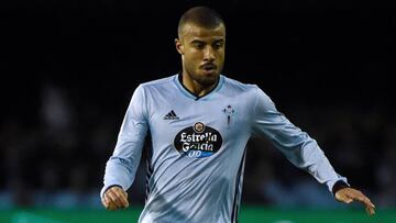 Rafinha conduce el balón en el partido contra el Sevilla.
