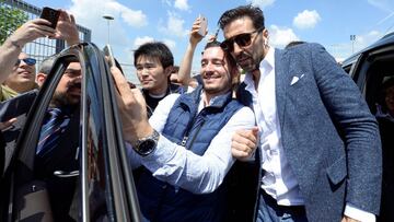 Juventus goalkeeper Gianluigi Buffon poses for pictures with fans in front of Allianz stadium after a news conference in Turin, Italy, May 17, 2018. REUTERS/Massimo Pinca
