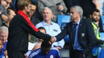 Klopp saluda a Mourinho tras el partido.