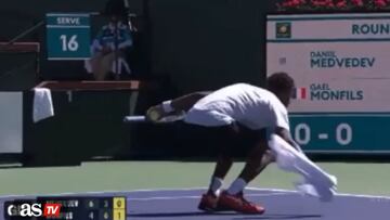 Medvedev rompe una raqueta y Monfils lo ridiculiza