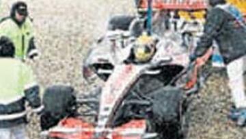 <b>TRATO DISTINTO. </b>Hamilton fue ayudado por los comisarios y por la grúa, mientras el resto de perjudicados, como Scott Speed, miraban atónitos sin poder creérselo.