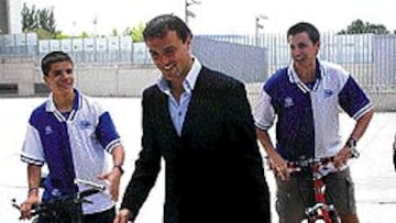 <B>PRIMER DÍA EN VITORIA.</b> Luis Helguera llegó ayer a la capital alavesa. Fue presentado oficialmente y hoy viajará junto a sus nuevos compañeros hacia Inglaterra.