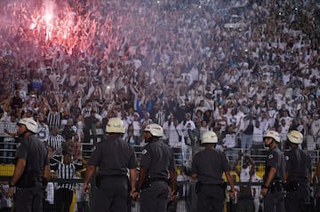 El partido entre Santos e Independiente fue suspendido a pocos minutos de final por incidentes en las tribunas del Pacaembú cuando el juego iba 0-0. Este resultado le da la clasificación a Independiente a los cuartos de final de la Copa Libertadores luego de la decisión de la Conmebol de otorgarle el triunfo 3-0 en la ida por la mala inclusión del uruguayo Carlos Sánchez.