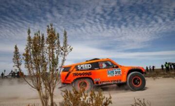 Sexta etapa, Uyuni-Uyuni.  El estadounidense Robby Gordon conduciendo un Gordini.
