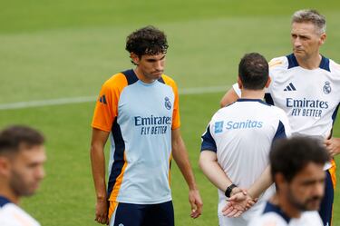 Jesús Vallejo abandona lesionado el entrenamiento.