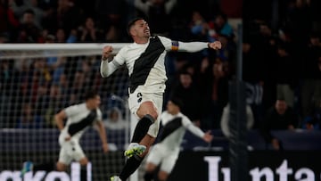 VALENCIA, 13/04/2026.- El defensa del Levante Adrián De La Fuente celebra el gol de Carlos Espí durante el encuentro correspondiente a la jornada 31 de LaLiga que Levante UD y Getafe CF disputan este lunes en el estadio Ciutat de Valencia. EFE/ Manuel Bruque.