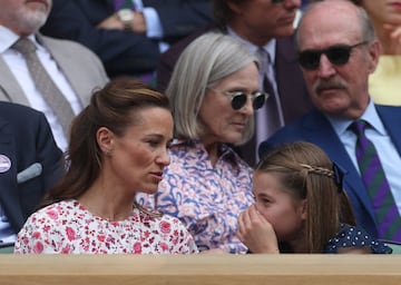 La princesa Carlota charla con su tía Pippa Middleton.