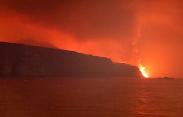 La lava del volcán de La Palma ha llegado al mar en la costa del municipio de Tazacorte. Se ha precipitado de un acantilado de cerca de 100 metros de altura. Las nubes tóxicas que genera el magma al contacto con el agua del mar suponen la gran preocupación de las autoridades.
