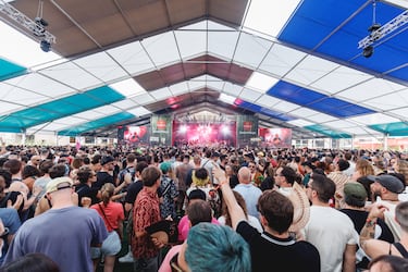 Barcelona acoge el futuro del sonido en Sónar, con Nathy Peluso, Arca y Peggy Gou. Electrónica, arte y tecnología se fusionan en esta cita imprescindible.