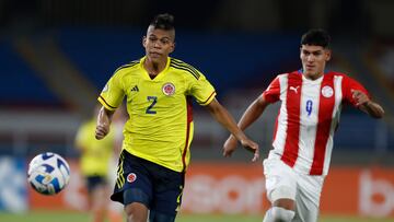 AMDEP240. CALI (COLOMBIA), 19/01/2023.- Daniel Pedrozo (i) de Colombia disputa un balón con Allam Wlk Dure de Paraguay hoy, en un partido de la fase de grupos del Campeonato Sudamericano Sub'20 entre las seleccione de Colombia y Paraguay en el estadio Pascual Guerrero en Cali (Colombia). EFE/ Ernesto Guzmán Jr.
