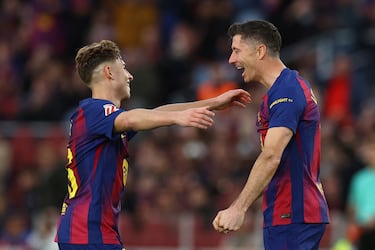 El jugador del Barcelona, Robert Lewandowski, celebra el 4-1 al Villarreal con Fermín López. 