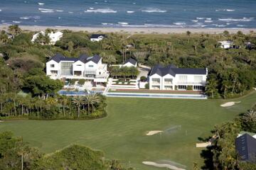 La lujosa mansión del conocido golfista estadounidense se encuentra ubicada en la región de Jupiter, en Florida. La edificación fue construida específicamente a su gusto, con vista al océano Atlántico y casa de botes, lugar en el que se encuentran los yates de Tiger. Además, tiene piscina de buceo, pista de atletismo y, como era de esperarse, un pequeño campo de golf para entrenamiento.