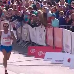 Está la mofa y luego esto: el gesto tan criticado del ganador del Maratón de Moscú