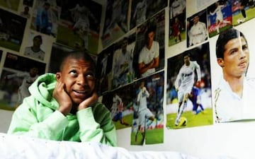 Mbappé, en su habitación con posters de Cristiano Ronaldo.